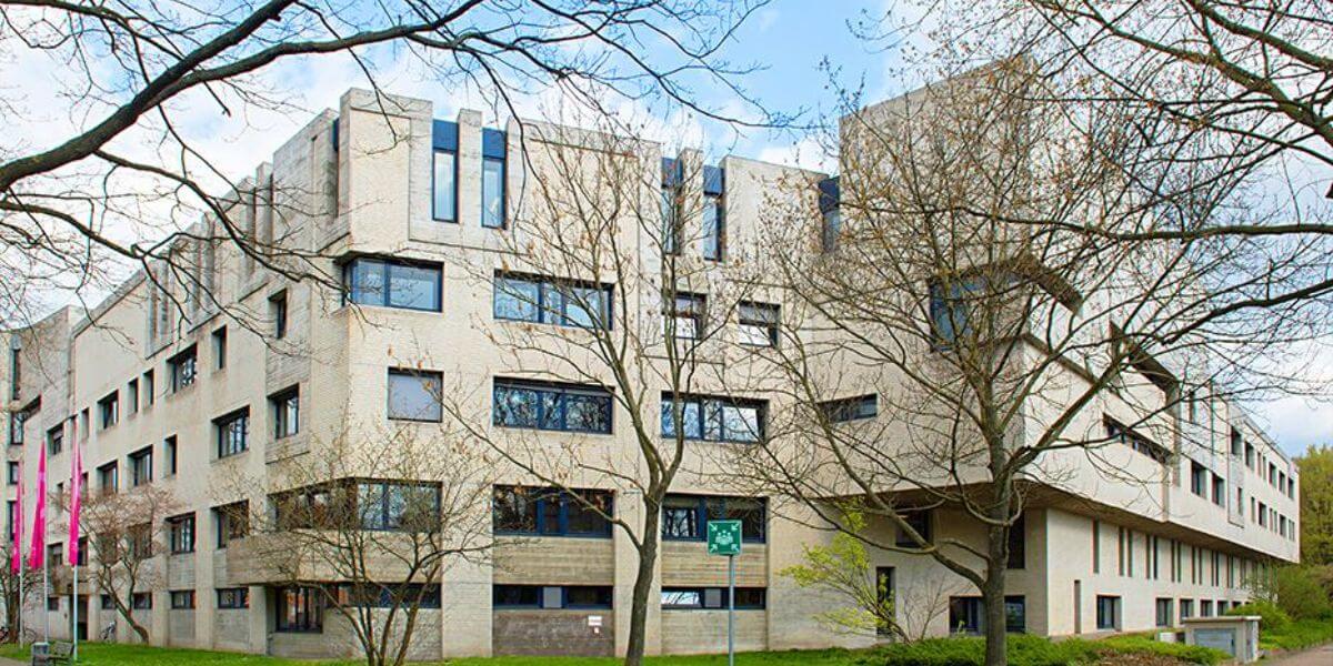Khuôn viên của trường Cao đẳng Âm nhạc Kịch nghệ và Truyền thông Hannover