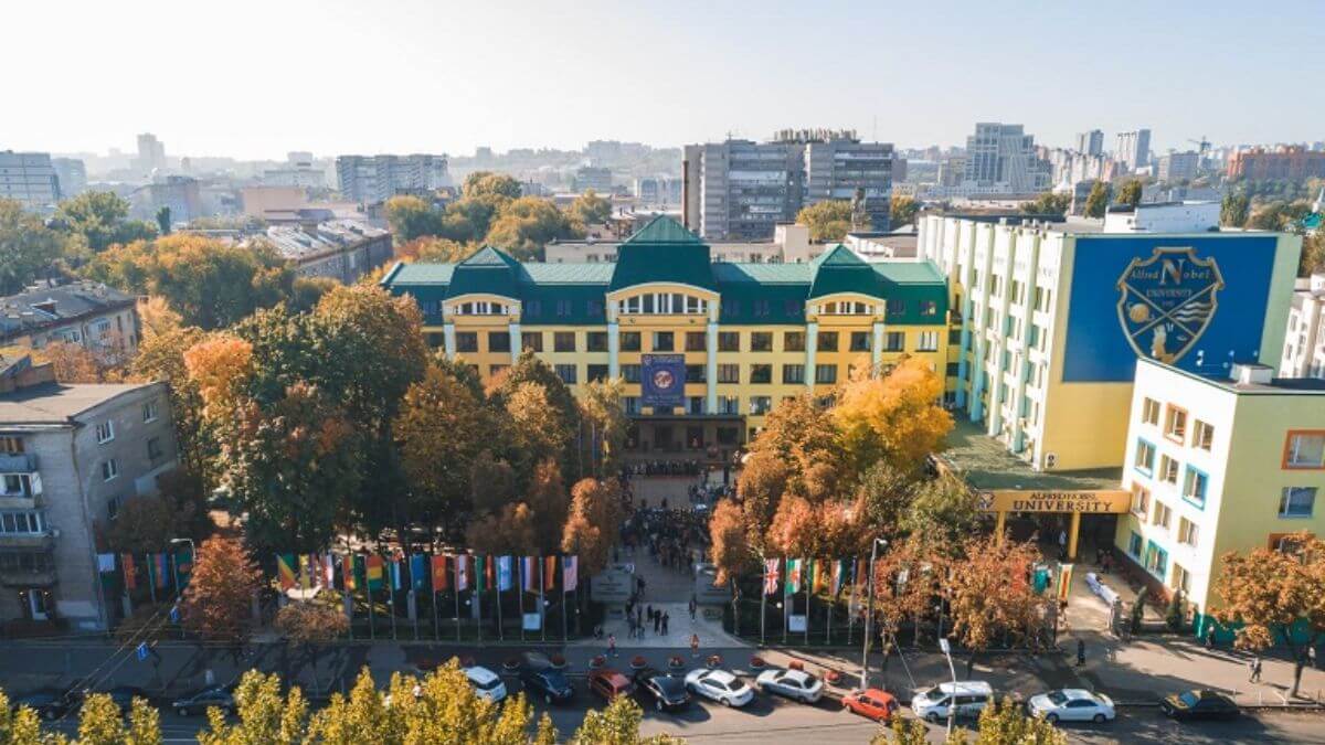 Khuôn viên rộng lớn của trường Đại học Alfred Nobel