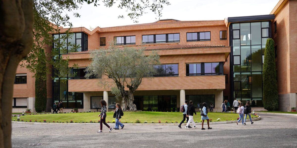Trường Đại học Châu Âu Rome luôn đồng hành cùng sinh viên trên con đường học tập và phát triển