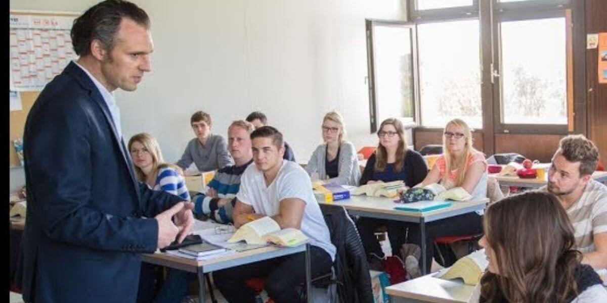 Các giảng viên của trường Đại học Khoa học Ứng dụng Quản lý Công và Tài chính Ludwigsburg luôn hỗ trợ sinh viên trong học tập và rèn luyện