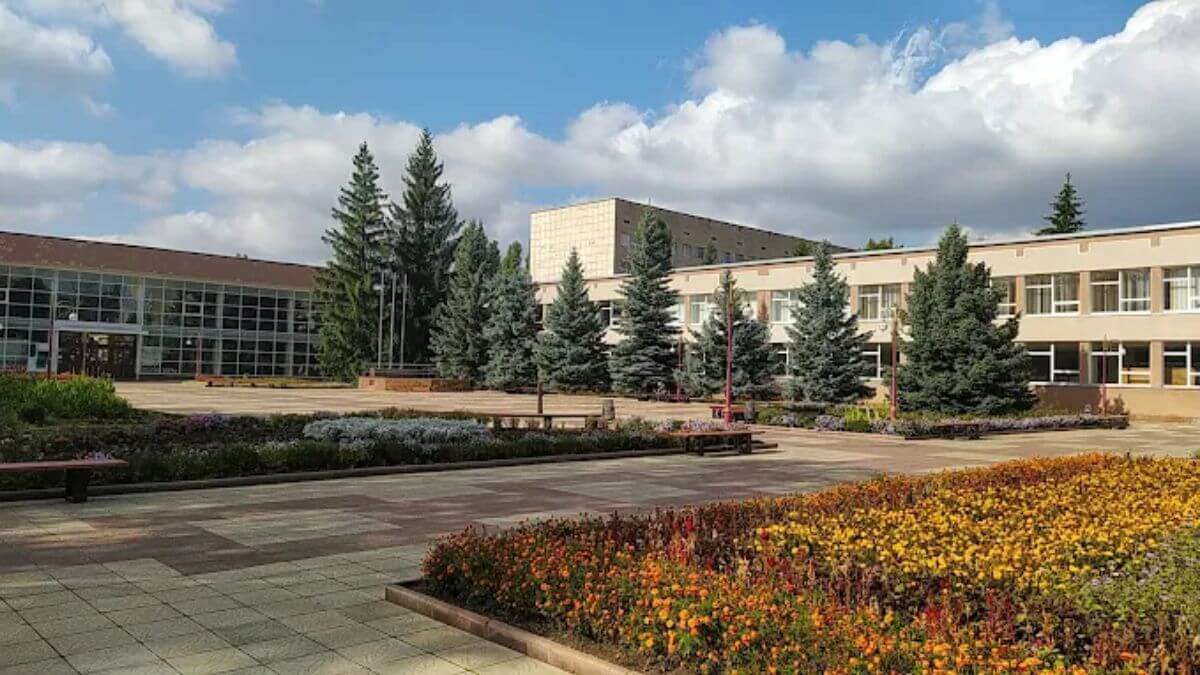 Khuôn viên rộng lớn của trường Đại học Kỹ thuật Quốc gia Kirovohrad
