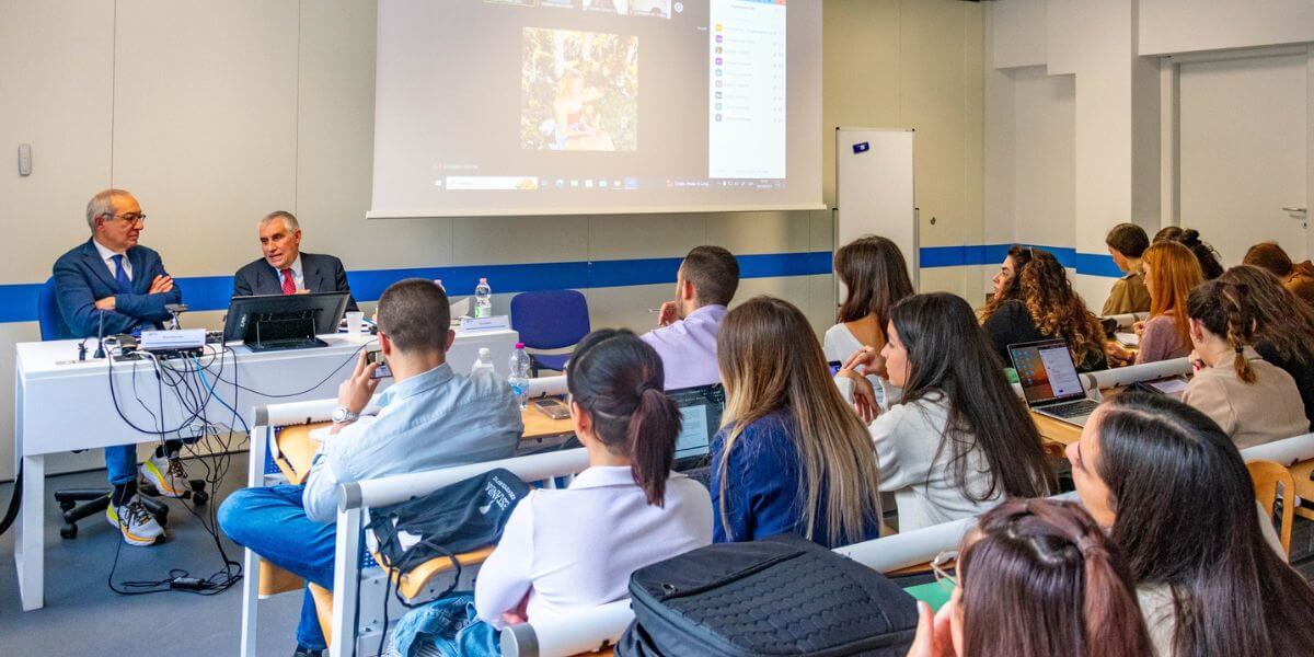 Trường Đại học Nghiên cứu Quốc tế Rome đã thu hút sinh viên đến học tập nhờ đội ngũ giảng viên nhiệt huyết, có trình độ cao