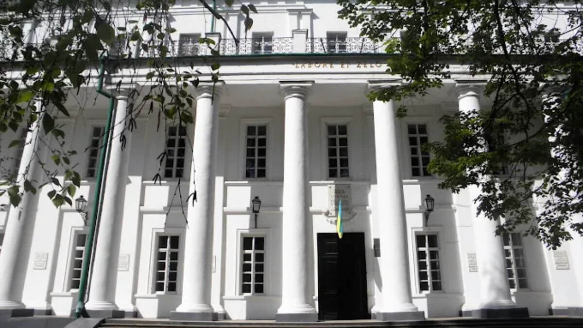Nét đẹp cổ kính của khuôn viên trường Đại học Nizhyn Gogol