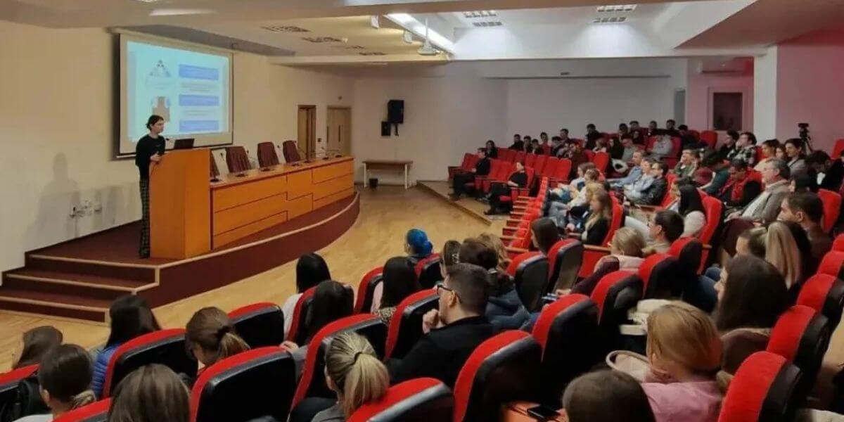 Các giảng viên trường Đại học Pitesti luôn đồng hành cùng sinh viên trên con đường học tập