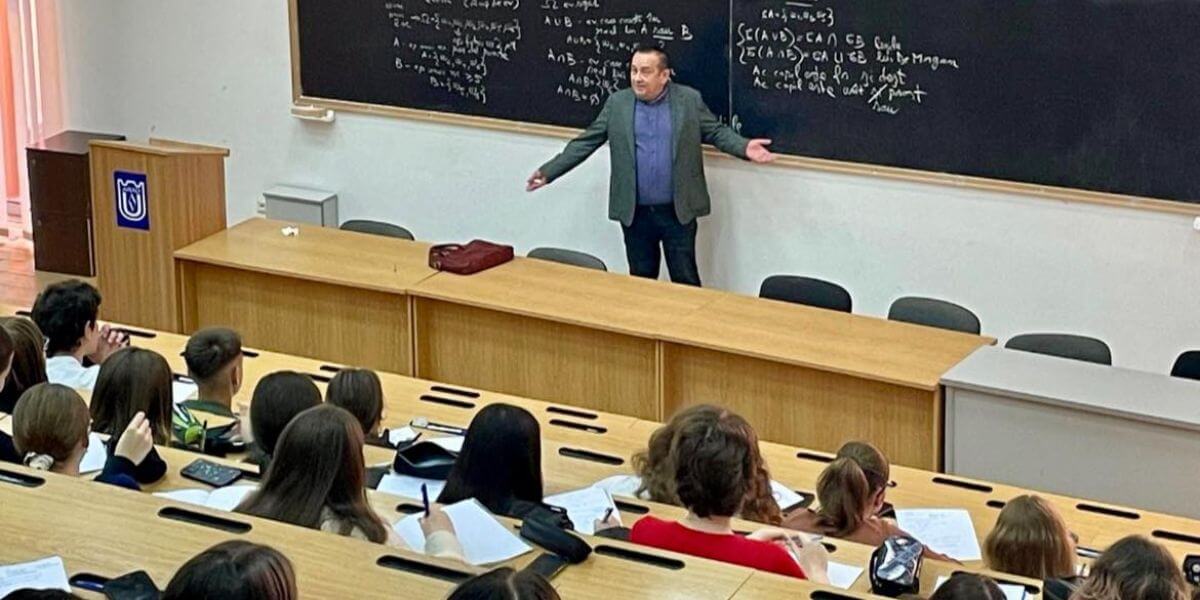 Đội ngũ giảng viên trường Đại học Aurel Vlaicu luôn hỗ trợ sinh viên trong quá trình học tập