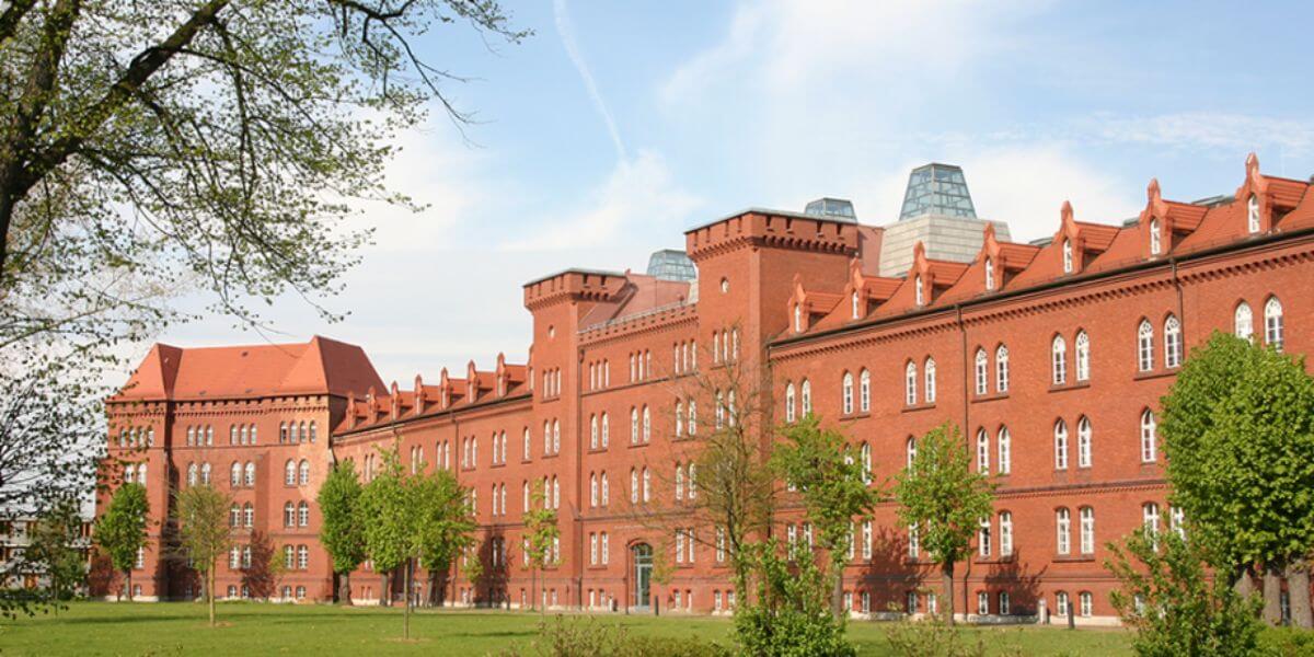 Khuôn viên rộng lớn của trường Đại học Khoa học Ứng dụng Brandenburg