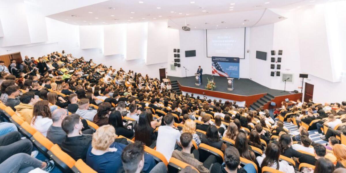 Môi trường học tập nghiêm túc tại trường Đại học Rumani-Mỹ