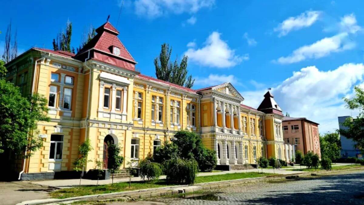 Khuôn viên rộng lớn của trường Đại học Sư phạm Berdyansk