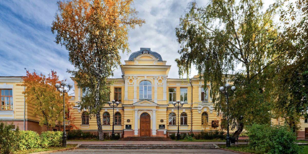 Khuôn viên rộng lớn của trường Đại học Y khoa bang Siberia